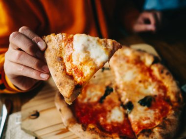 Kafede yiyecek pizza