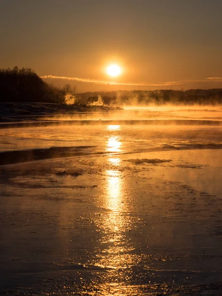 Схід сонця з зимової річки — стокове фото