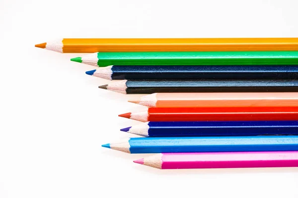 Crayons de couleur sur bureau blanc — Photo