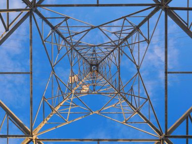 Çelik kule ve mavi gökyüzü