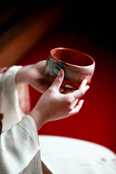 Жінка, яка грає чайну церемонію — стокове фото