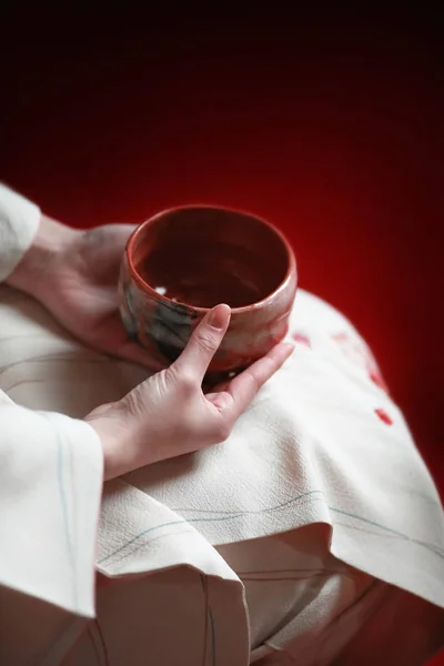 Una mujer que toca una ceremonia del té — Foto de Stock