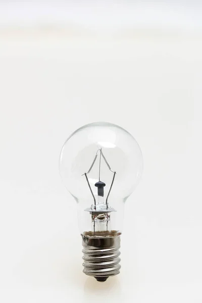 白い背景の電球 — ストック写真