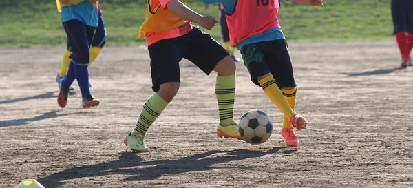 Футбольна практика в школі — стокове фото