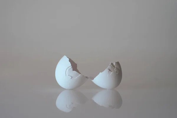 Uovo rotto sulla cucina — Foto Stock