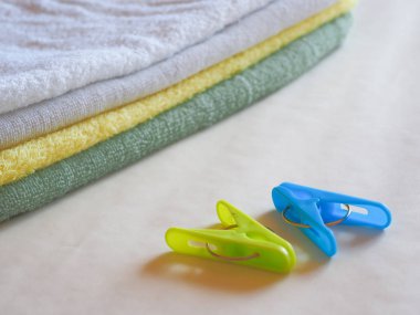 Beyaz çamaşırhane ve mandallar