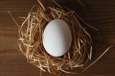 ahşap masa üzerinde yumurta