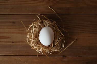 ahşap masa üzerinde yumurta