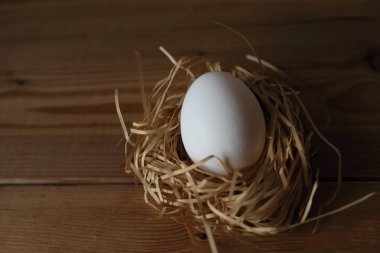 ahşap masa üzerinde yumurta