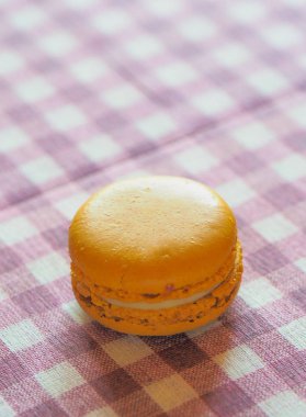 masa örtüsü üzerinde acıbadem kurabiyesi