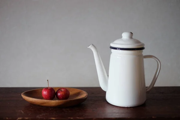 apple and kettle in japan