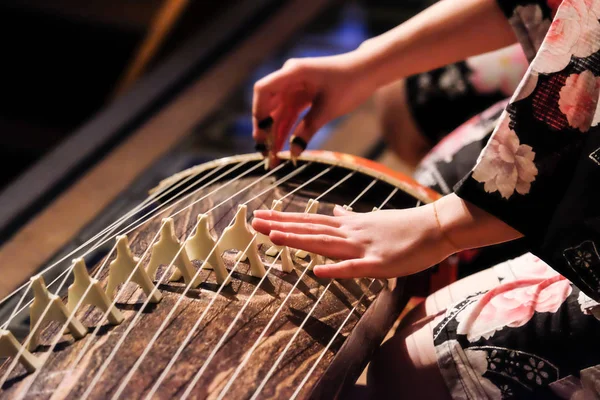 Kvinna spela japansk harpa — Stockfoto