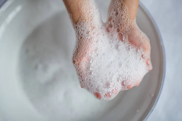 Laver la main avec du savon — Photo