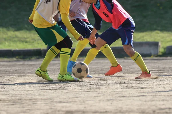 Práctica de fútbol en la escuela secundaria — Foto de Stock