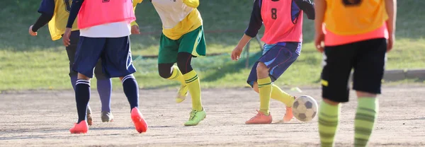 Práctica de fútbol en la escuela secundaria — Foto de Stock