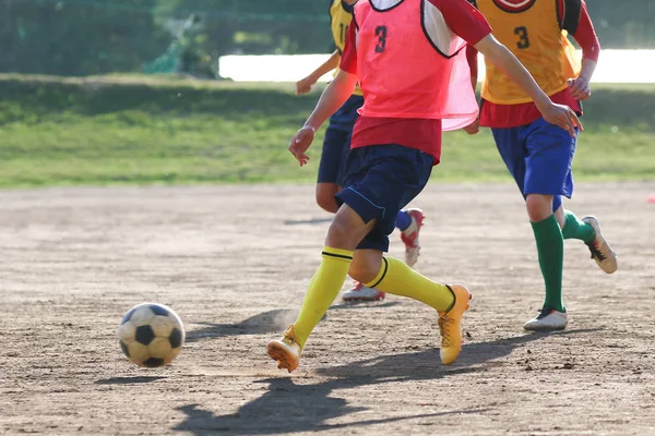 Prática de futebol no ensino médio — Fotografia de Stock