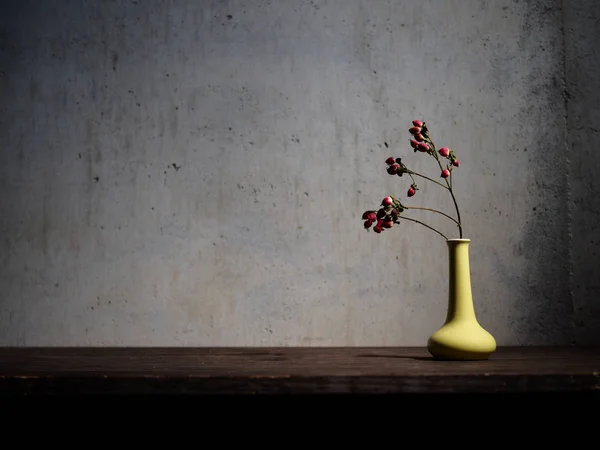 Dead flower and yellow vase — Stock Photo, Image