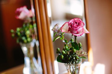 kırmızı gül ve ayna