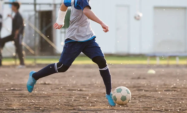 Prática de futebol na escola — Fotografia de Stock