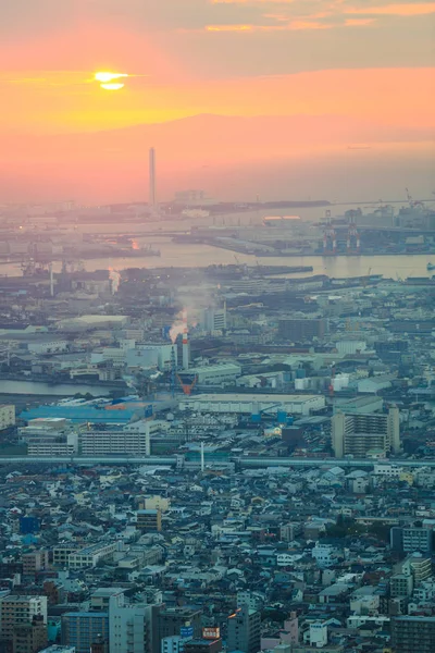 Coucher de soleil vu d'un grand immeuble — Photo