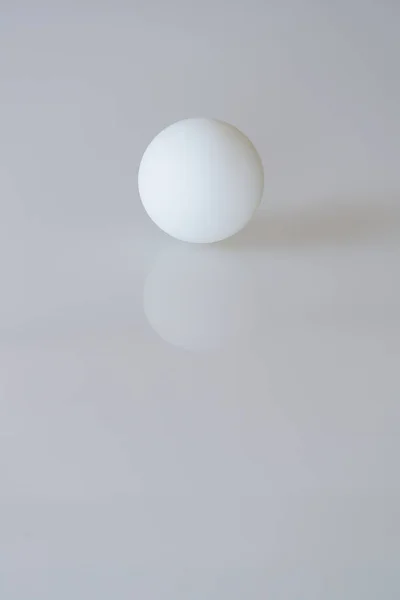 Stolní tenis míč na bílém stole — Stock fotografie