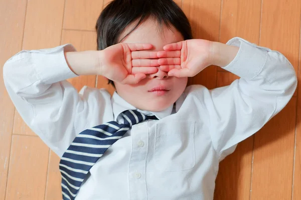 Kind Versteckt Sein Gesicht — Stockfoto