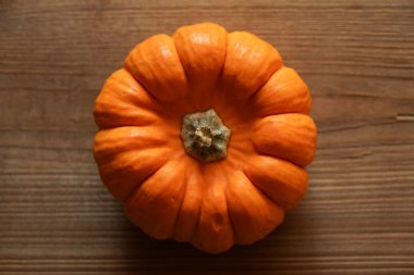 Turuncu masaya kabak