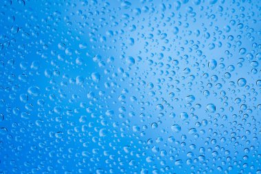 yağmur damlası penceresinde