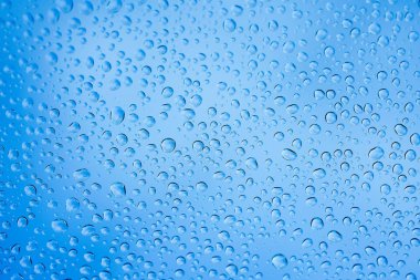 yağmur damlası penceresinde