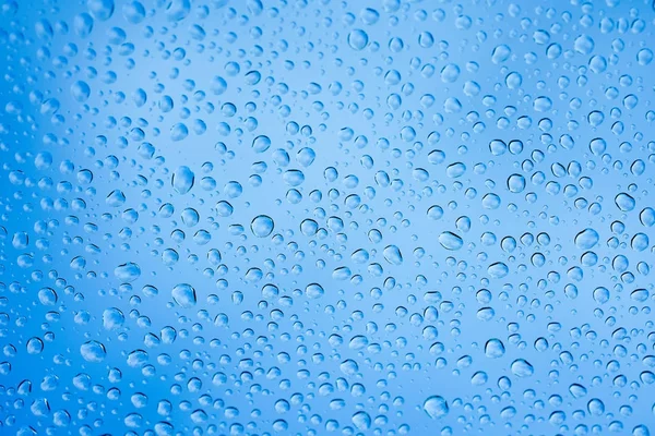 yağmur damlası penceresinde