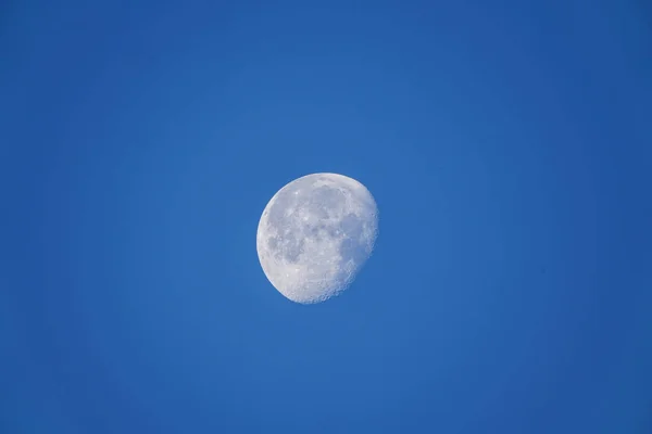 Луна Голубом Небе — стоковое фото
