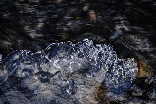 冬の川に氷紋 — ストック写真