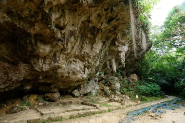 Okinawa Japonya'da mağara