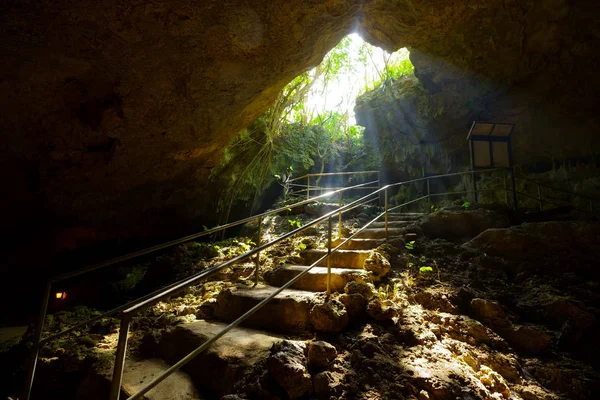 Grotta Calcarea Nell Isola Ishigaki — Foto Stock