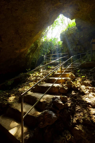 Grotta Calcarea Nell Isola Ishigaki — Foto Stock