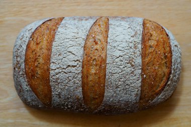 Graham ekmeği masada.