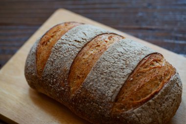 Graham ekmeği masada.