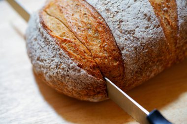 Graham ekmeği masada.