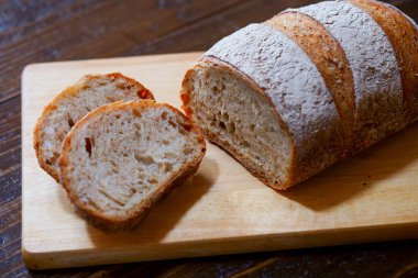 Graham ekmeği masada.