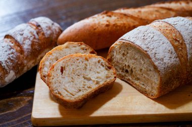 Graham ekmeği masada.