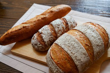 Graham ekmeği ve baget ekmeği.