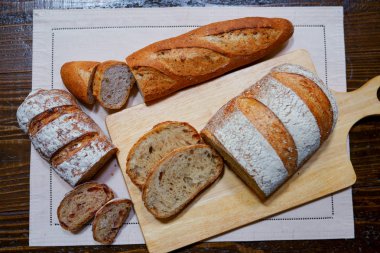 Graham ekmeği ve baget ekmeği.