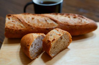 Ekmek masanın üstünde.