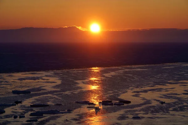 冬の流氷と日の出 北海道Likers — ストック写真