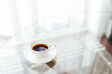 Pencerenin yanında bir fincan kahve.