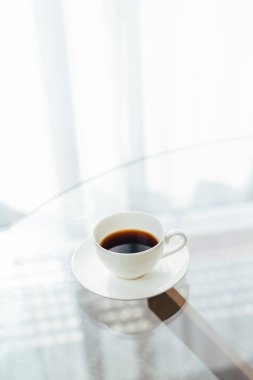 Pencerenin yanında bir fincan kahve.