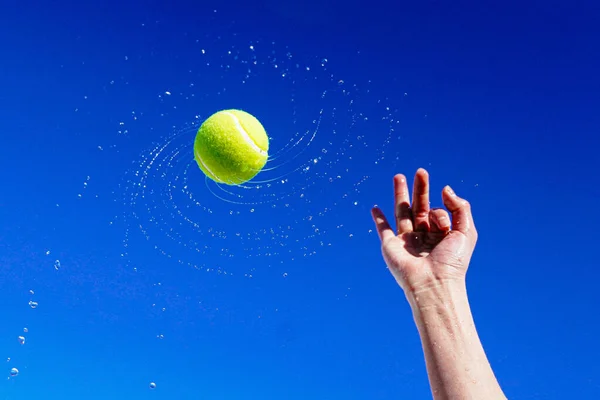 Ung Munk网球球和蓝色天空 — 图库照片