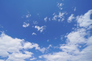 Mavi gökyüzü ve beyaz bulut