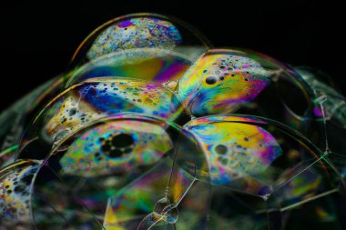 renkli sabun köpüğü ve siyah arkaplan