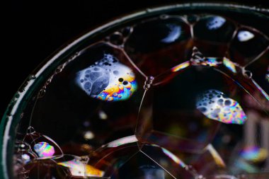 renkli sabun köpüğü ve siyah arkaplan